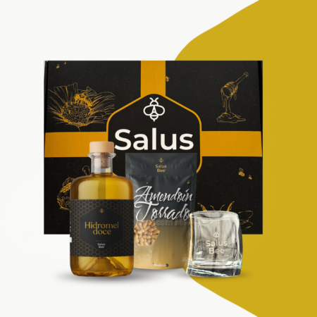 La Caja de Regalo II de Salus Bee contiene 1 Hidromiel Dulce, 1 Copa Salus Bee y 1 paquete de Cacahuetes Tostados con Miel y Flor de Sal. Cajas de regalo perfectas para ofrecer productos de excelencia a personas igualmente únicas.