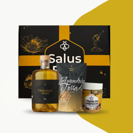 La Caja de Regalo IV de Salus Bee contiene 1 Hidromiel Dulce, 1 Crema de Almendra con Chocolate Blanco y Miel, y 1 paquete de Cacahuetes Tostados con Miel y Flor de Sal. Cajas de regalo perfectas para ofrecer productos de excelencia a personas igualmente únicas.