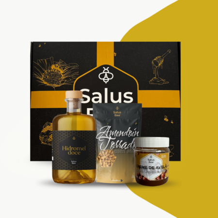 Esta Caja de Regalo de Salus Bee contiene 1 Hidromiel Dulce, 1 paquete de Cacahuetes Tostados con Miel y Flor de Sal y 1 Crema de Avellana con Cacao y Miel. Cajas de regalo perfectas para ofrecer productos de excelencia a personas igualmente únicas.
