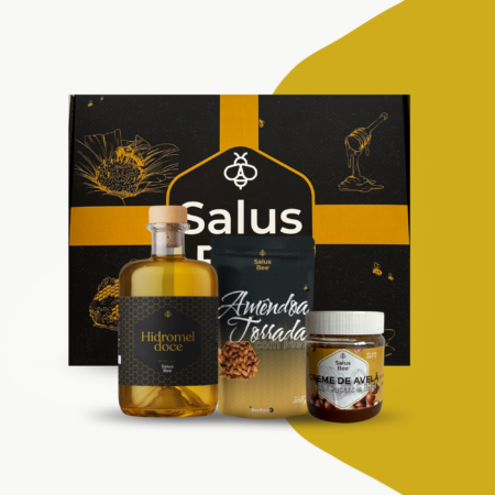 Esta Caja de Regalo de Salus Bee contiene 1 Hidromiel Dulce, 1 paquete de Almendras Tostadas con Miel y Flor de Sal y 1 Crema de Avellana con Cacao y Miel. Cajas de regalo perfectas para ofrecer productos de excelencia a personas igualmente únicas.