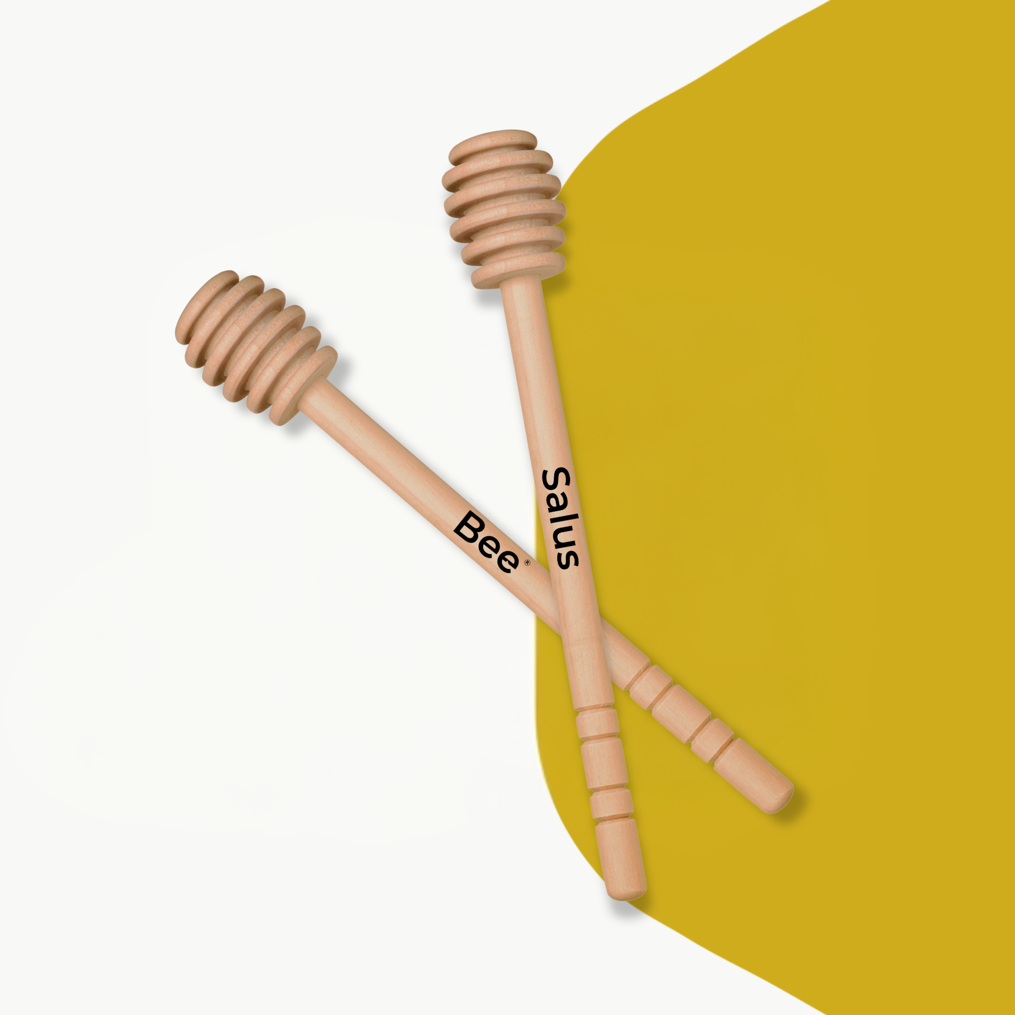 Descubra a Colher de Madeira para Mel da Salus Bee, um acessório tradicional e natural, essencial para quem aprecia o mel na sua forma mais pura. Feita com madeira de alta qualidade, esta colher foi cuidadosamente trabalhada para facilitar o serviço do mel, preservando o seu sabor e textura únicos. Ideal para dosear mel sem desperdício e sem sujar, tornando cada momento de degustação mais especial e autêntico. Disponível num design ergonómico, pensado para uso diário, em casa ou em ocasiões especiais. BENEFÍCIOS DA COLHER DE MADEIRA PARA MEL: Material natural e sustentável: feita em madeira de alta qualidade, amiga do ambiente. Doseamento perfeito: forma especial que permite colher e servir mel facilmente, sem sujar. Preserva o sabor: não interfere no aroma nem no sabor do mel. Design ergonómico: fácil de manusear, confortável e prática. MOTIVOS PARA ESCOLHER A COLHER DA SALUS BEE: Sustentabilidade: produzida com materiais renováveis e biodegradáveis. Companheira ideal do mel: perfeita para uso diário, em casa, ou para servir convidados com elegância. Estilo natural: complemento perfeito para a tua mesa, unindo funcionalidade e beleza. Cuchara de Madera para Miel – El Accesorio Perfecto para los Amantes de la Miel Disfruta de tu miel de la mejor manera con nuestra Cuchara de Madera para Miel. Fabricada en madera de alta calidad, esta cuchara es ideal para servir y dosificar la miel, preservando su sabor y propiedades naturales.